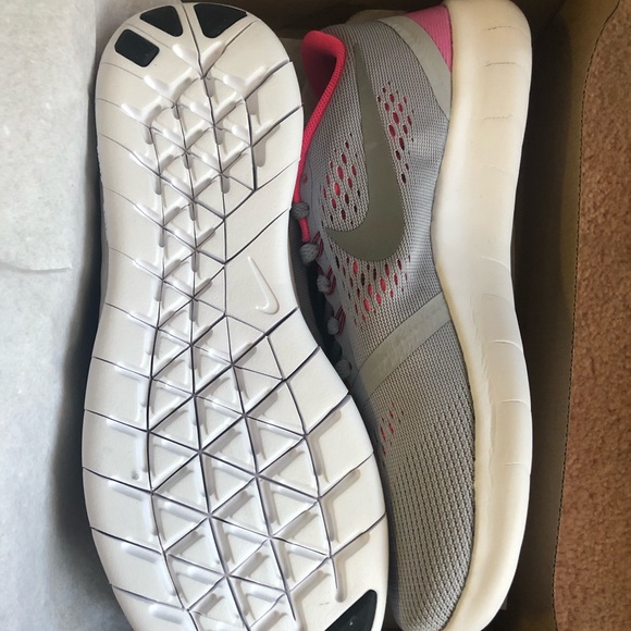 BRAND NEW NIKE FREE RN - Picture 3 of 5